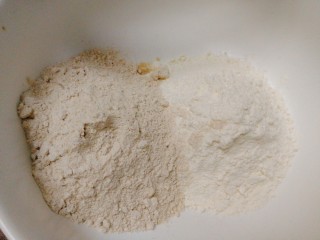 2、早餐+烫面葱油饼,什么比例都可以，喜欢全麦粉也OK哦，我这里是1：1