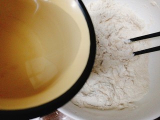 3、早餐+烫面葱油饼,开水边倒边拌成絮状，无干粉为止，面可以稍微和软点