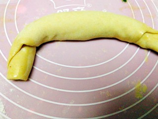 14、早餐+烫面葱油饼,由下往上卷，结口朝里，从一边往里卷