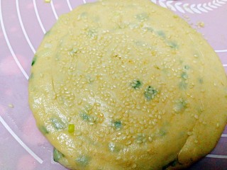17、早餐+烫面葱油饼,面上撒上白芝麻