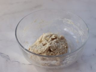 2、紫薯欧包,然后用刮刀，反复按压，使所有材料抱团，如果太干，就把预留的水加进去