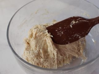 4、紫薯欧包,半小时后，面团变得有筋性了，如果时间更长的话，面团筋性会更好，这样后面手揉的时候会省力容易很多。