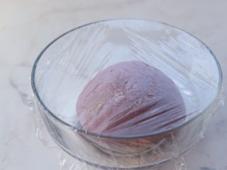 8、紫薯欧包,密封放在容器内，室温发酵，我大概在27度环境下发酵了1小时15分钟左右，具体时间根据自家温度适当延长或缩短