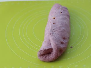 11、紫薯欧包,按压排气，然后如图那样折叠，用手掌按紧接口，拍打表面继续排气