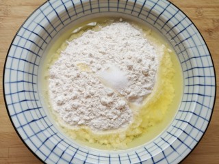 1、冰花锅贴,准备好高纤小麦粉，加入盐和蛋清，用筷子搅拌均匀。