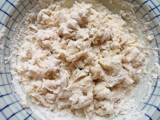 2、冰花锅贴,再加入水，搅拌成絮状。
