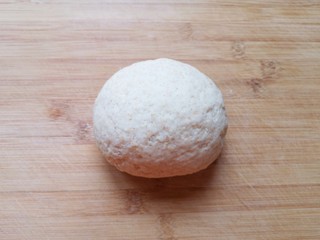 3、冰花锅贴,将搅拌好的絮状小麦粉倒在案板上，揉成面团，放入盆里盖上保鲜膜醒半个小时。