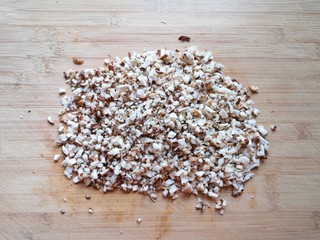 6、冰花锅贴,香菇洗干净切成碎末。