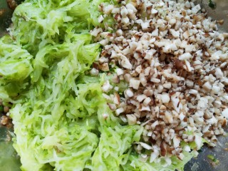 11、冰花锅贴,加入西葫芦丝和香菇碎末搅拌均匀。