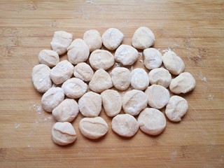 15、冰花锅贴,搓成长条状，分成小剂子压扁。