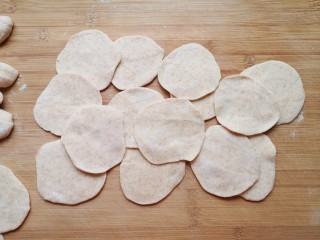 16、冰花锅贴,擀成锅贴皮。