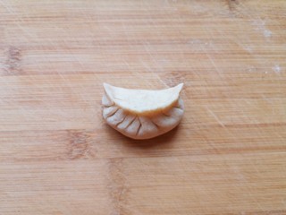 18、冰花锅贴,像包饺子一样包好。