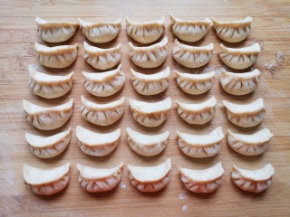 19、冰花锅贴,看一下包好的成品。