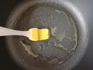 20、冰花锅贴,平底锅刷上一层食用油。