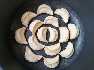 21、冰花锅贴,放入包好的锅贴。