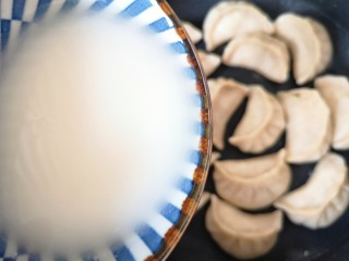 24、冰花锅贴,用水和面粉调一个做冰花的面水，倒入锅里。