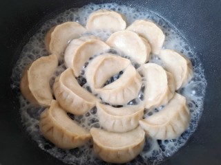 25、冰花锅贴,中火烧至冒大泡。