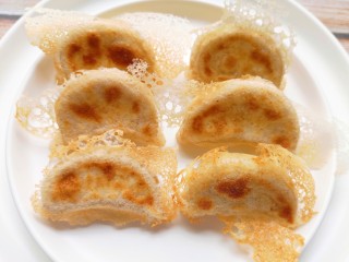 28、冰花锅贴,看到薄薄的冰花了吗？酥脆好吃。