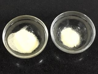 1、椰香抹茶糕,称好两份吉利丁粉备用。