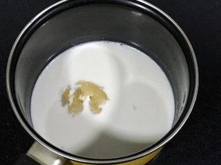 3、椰香抹茶糕,先做椰香层,把牛奶,椰浆,泡好的吉利丁粉,麦芽糖,细砂糖,放入奶锅。
