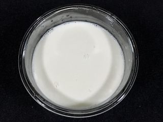 4、椰香抹茶糕,小火加热,搅拌至吉利丁粉和细砂糖都融化,倒入模具里,冰箱冷藏一个小时,凝固为止。