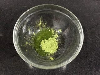 6、椰香抹茶糕,先加入10克的60度饮用水,不要把饮用水都加入哈,那样很难把抹茶粉完全溶解。