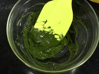 7、椰香抹茶糕,用刮刀把抹茶粉调成均匀的糊状,不要有颗粒噢!