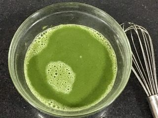 8、椰香抹茶糕,然后把剩下的60度饮用水都加入抹茶糊里,用蛋抽搅拌均匀。