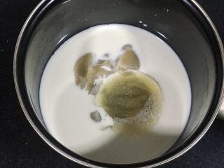 9、椰香抹茶糕,把牛奶,泡好的吉利丁粉,麦芽糖,细砂糖,白豆沙倒入奶锅。