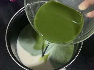 11、椰香抹茶糕,把抹茶水倒入豆沙奶糊里,搅拌均匀。