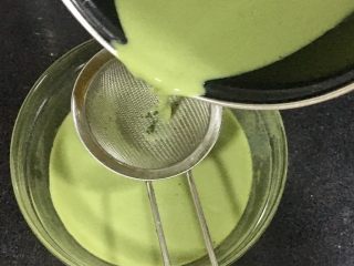 12、椰香抹茶糕,抹茶糊过筛两遍备用。