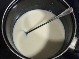 10、椰香抹茶糕,小火加热至吉利丁粉和细砂糖都融化。