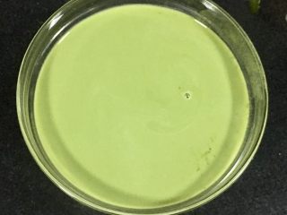 13、椰香抹茶糕,从冰箱拿出已经凝固好的椰香奶冻,把过筛好的抹茶糊倒入模具,放入冰箱冷藏四小时以上,我是放了一夜。