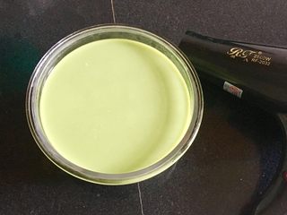 14、椰香抹茶糕,脱模,用电吹风吹一下热风,这样好脱模。