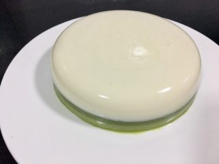 15、椰香抹茶糕,脱模,倒扣出模。