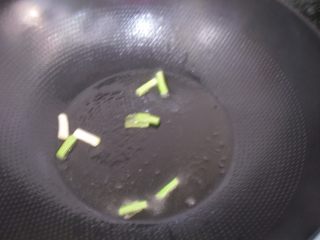 4、番茄肉丝浓汤,热锅,倒入食用油,下葱梗爆香