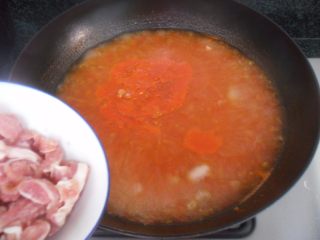8、番茄肉丝浓汤,煮至汤汁浓稠,香味溢出,倒入腌制过的肉丝,倒入后别急着搅拌肉丝,煮分钟左右再用筷子划散,这样可以使淀粉稳稳的黏实肉丝,吃起来口感嫩滑