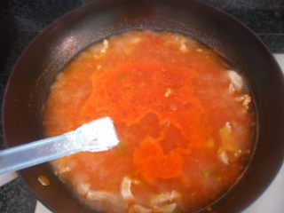 9、番茄肉丝浓汤,大火煮5分钟左右,调入盐