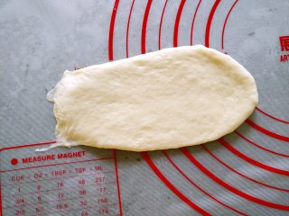 5、 韩国烤馒头,将每个剂子擀开，末端按薄