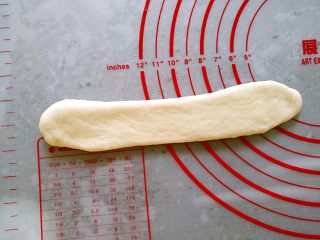 10、 韩国烤馒头,将每条擀开
