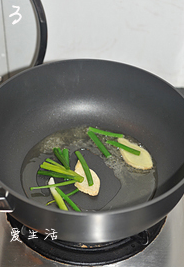 3、油焖春笋小鲍鱼,锅中油烧热（油要比平时炒菜稍多），中火下姜片和葱段爆香后，捞出扔掉。