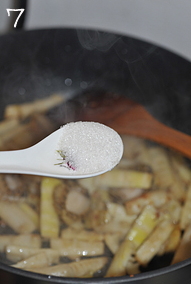 7、油焖春笋小鲍鱼,转小火。加0.5汤匙白糖。
