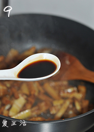 9、油焖春笋小鲍鱼,加0.5汤匙生抽，翻炒均匀。
