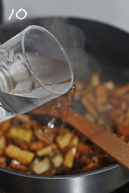 10、油焖春笋小鲍鱼,倒入小半杯水，转大火。