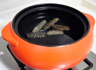 3、#八珍盛宴#醉美食光繁如花之啤酒海参虾,水煮、焖海参。将清理好的海参放入无油的保温性能较好的砂锅中，倒入足量的纯净水，水要没过海参5-10厘米。大火煮开后，转最小火焖煮30-50分钟，煮好关火后不要掀盖子的继续焖至自然凉透。焖透的标准是拿着海参中间，两段会自然略微下垂。