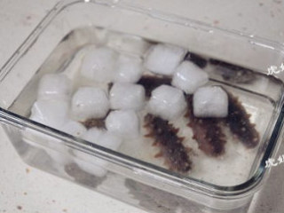 4、#八珍盛宴#醉美食光繁如花之啤酒海参虾,冰水发海参。将焖透的海参继续放入无油的容器中，倒入足量的纯净水、冰块，盖上盖子放入冰箱冷藏发制2-3天即可食用。其中要12小时换一次纯净水跟冰块，水要没过海参5-10厘米。据说冰水泡的目的是为了海参更好的胀发，海参是热缩冷胀。