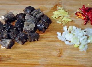 5、#八珍盛宴#醉美食光繁如花之啤酒海参虾,发好的海参切成小段，姜切丝，葱切小段，干辣椒切开备用。