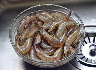 6、#八珍盛宴#醉美食光繁如花之啤酒海参虾,海虾洗净，然后分别将虾枪虾须剪去。