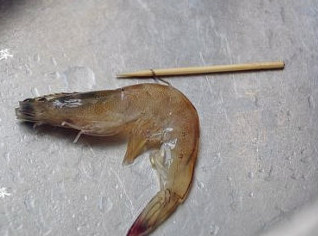 7、#八珍盛宴#醉美食光繁如花之啤酒海参虾,去虾线，用牙签在虾背的第三节处挑起，然后轻轻拽出即可。