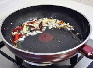 8、#八珍盛宴#醉美食光繁如花之啤酒海参虾,小火，锅中油热后加入干辣椒花椒煸炒出香味，然后再加入葱姜煸炒出香味。